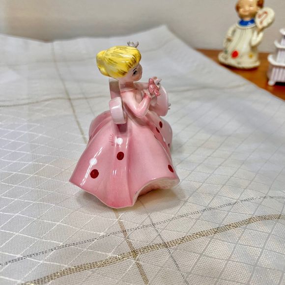 Vintage Lefton Springtime Girl Figurine, Porcelain Figurine with Bird 1450A - Picture 5 of 9